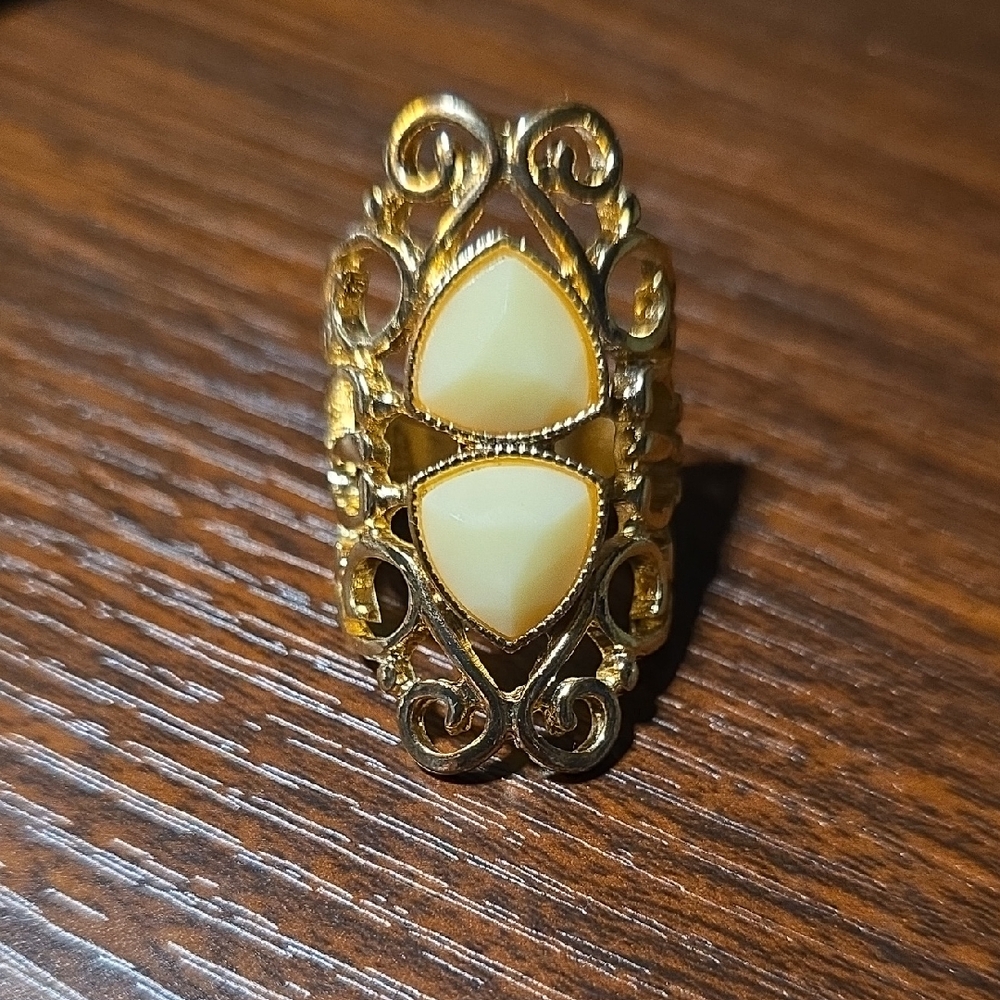 Fashion Jewelry: Elegant Gold and Cream Ring